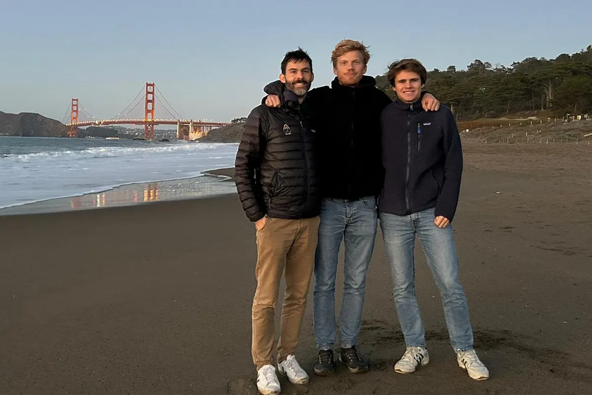 Flo, Gui and Anat on a beach in San Francisco, the Golden Gate Bridge behind them